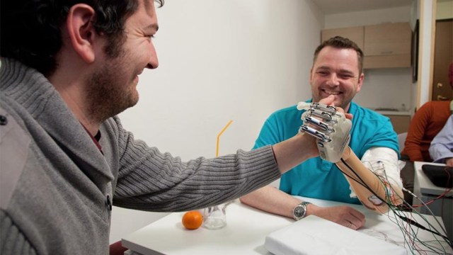 Prótesis sentido tacto 01 Diseñan una prótesis de mano con sentido del tacto