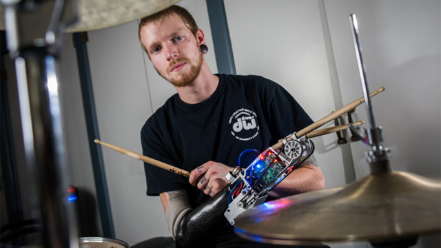 Jason Barns El baterista biónico ya ofreció su primer concierto