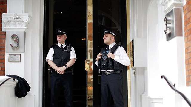 julian assange02 Lo que le cuesta Julian Assange al gobierno británico