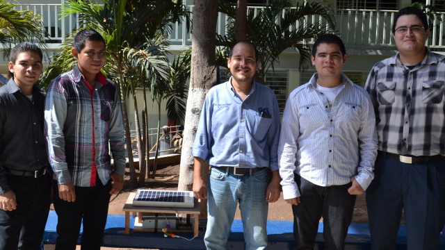 uas Estudiantes de Sinaloa crean un cargador que funciona con paneles solares