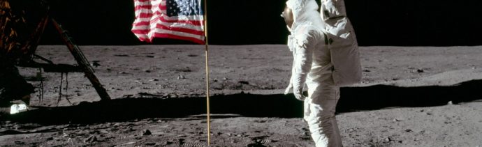 Astronauta en la luna frente a bandera norteamericana