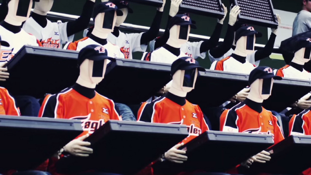 robots beisbol 02 Un equipo de beisbol de Corea usa robots para suplir a sus aficionados