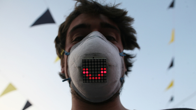 Unmask Diseñan cubrebocas con pantalla LED para expresar sentimientos