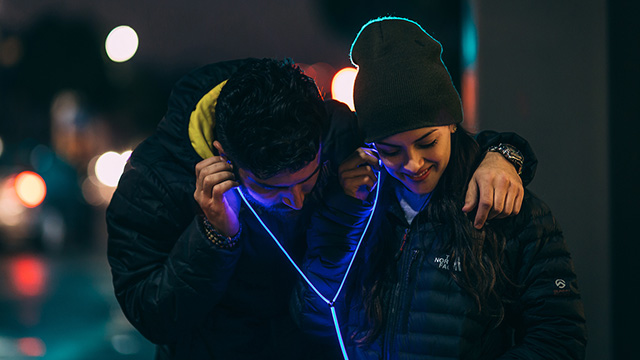 Glow Earphones Glow: los audífonos que encienden con luz láser