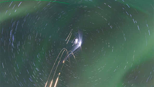 aurora nasa 2 Así se ven cuatro cohetes volando sobre una aurora boreal
