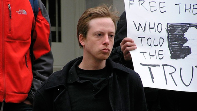 barrett brown Condenan a periodista con 5 años en prisión por difundir enlaces de Anonymous