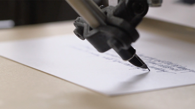 bond robot Este robot es capaz de copiar tu letra con lujo de detalles