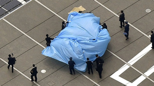 drone japon ¿La banda de los 12 Monos ataca? Un drone radioactivo se infiltra en la oficina del primer ministro de Japón