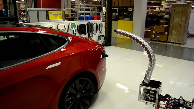 Tesla Serpiente Mira el cargador autónomo de Tesla en acción