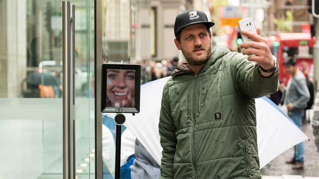 robot iphone Un robot hace fila para comprar un iPhone 6s