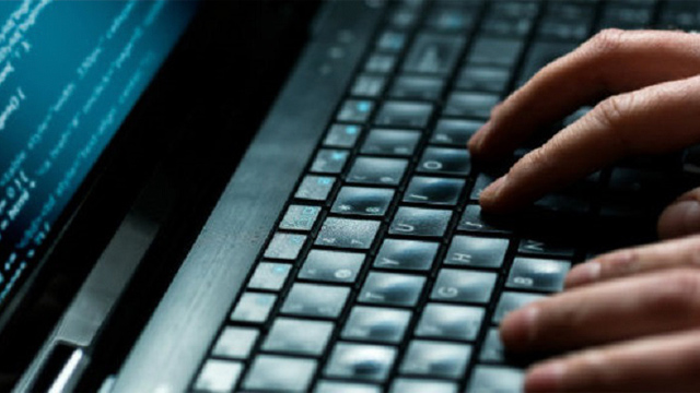 manos sobre teclado de computadora