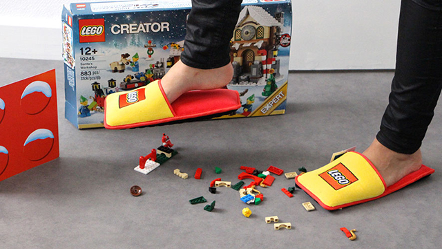 Lego Pantuflas LEGO creó unas pantuflas para no lastimarnos con los bloques del suelo