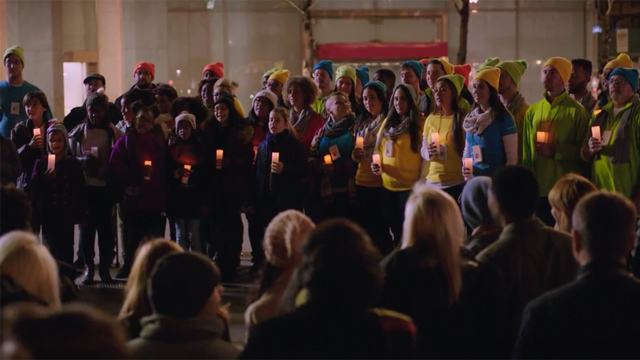 microvillan Microsoft le canta un villancico a Apple en su nuevo comercial navideño