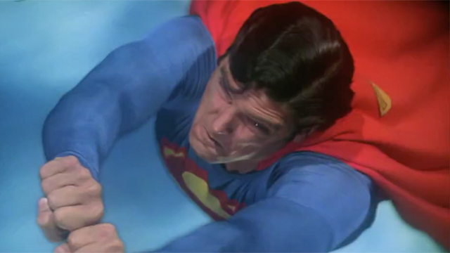 superman con muina ¿Cuál es la velocidad necesaria para que Superman cambie el eje de la Tierra?