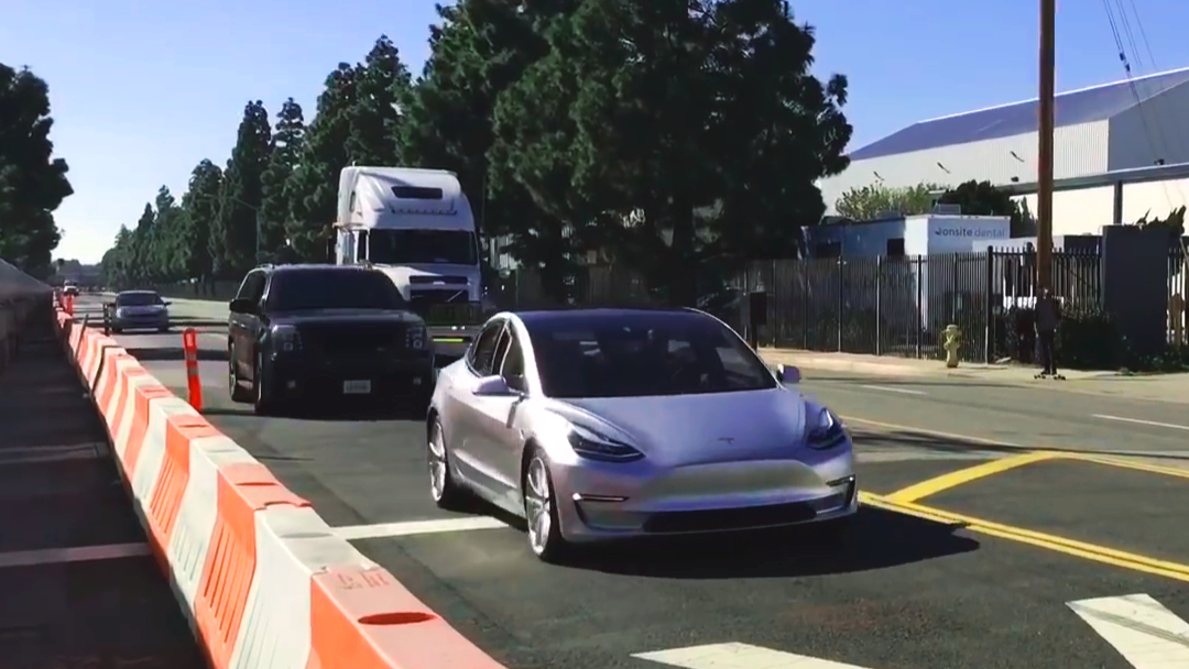 Este video nos deja apreciar el nuevo Tesla Model 3 en movimiento