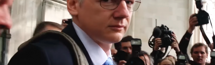 Julian Assange viendo a la cámara de un reportero