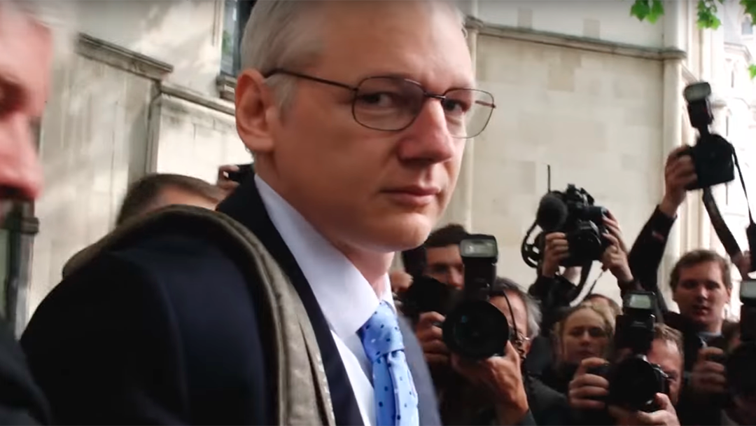 Julian Assange viendo a la cámara de un reportero