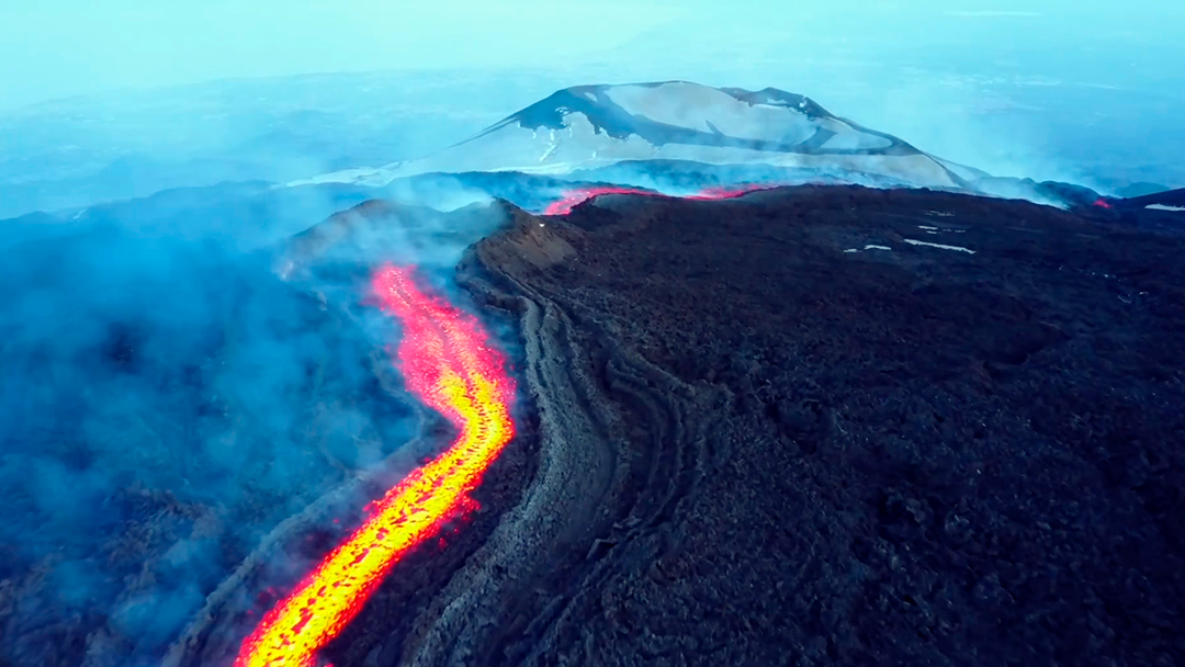 Este drone ha capturado impresionantes imágenes de la lava despedida por el monte Etna