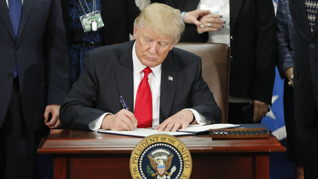 Trump firma ley que permite a los proveedores de internet compartir el historial de navegación 14 trump firmando Trump firma ley que permite a los proveedores de internet compartir el historial de navegación