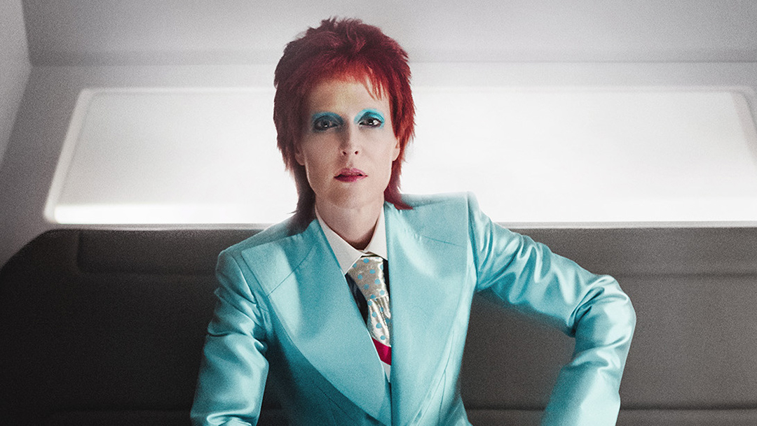 El nuevo teaser de American Gods muestra a Gillian Anderson como David Bowie