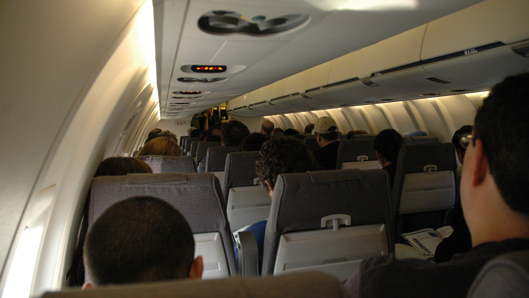 el interior de un avión a punto de despegar