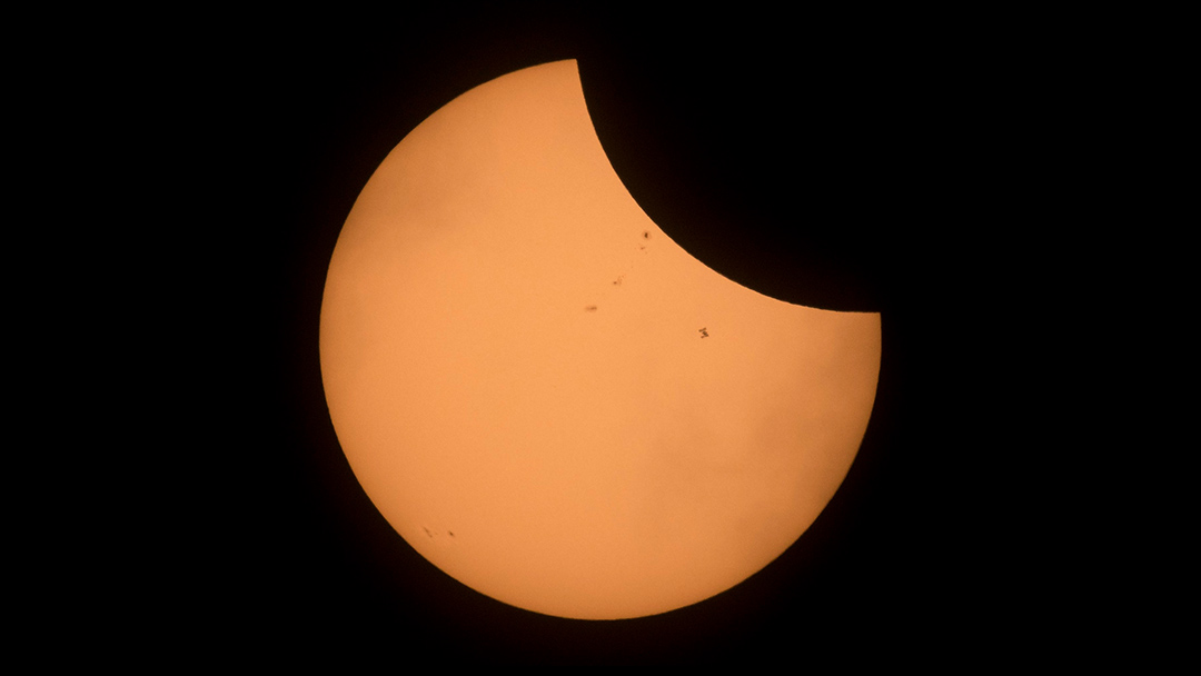 La Estación Espacial Internacional pasando frente al eclipse total de sol