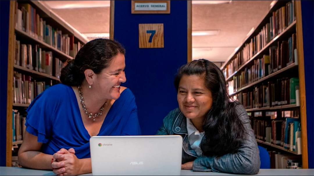 Google felicita a una mexicana por ayudar a las mujeres indígenas a usar el potencial del internet 18 Miroslava Silva y una de sus alumnas