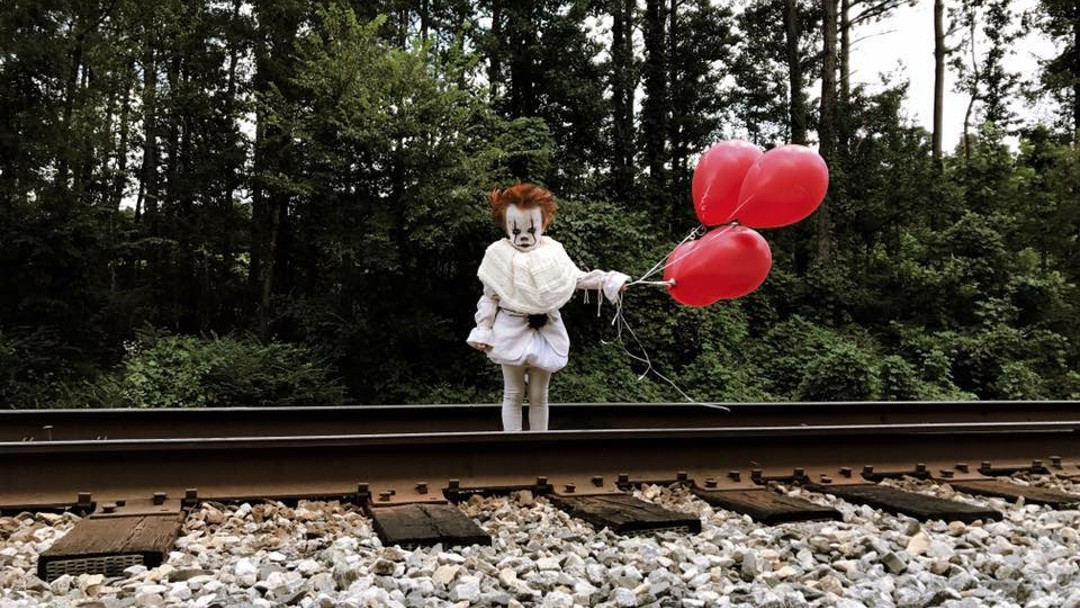 Niño vestido como el payaso Pennywise de ESO