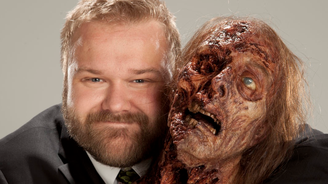 Robert Kirkman con un zombie de la serie The Walking Dead
