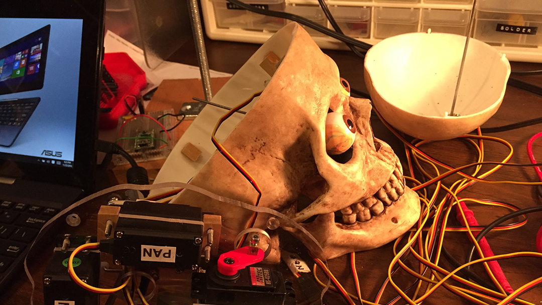 Cráneo unido a Alexa es todo lo que un metalero necesita