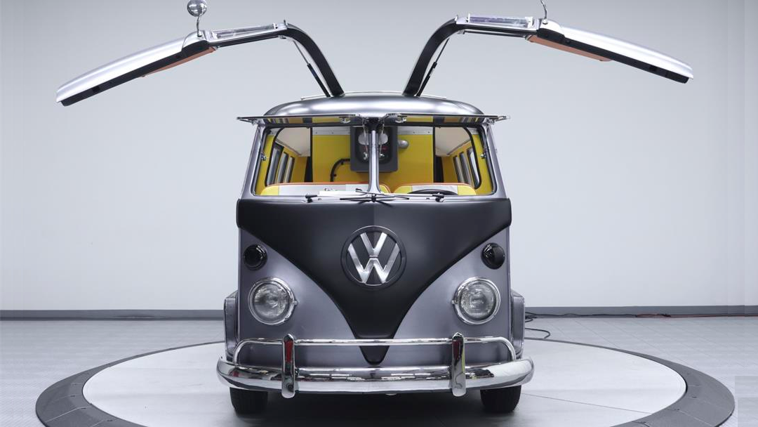 El mejor mashup de la década: Una combi con el DeLorean de Volver al Futuro 24 combi El mejor mashup de la década: Una combi con el DeLorean de Volver al Futuro