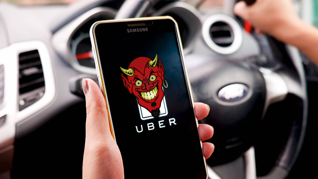 Un Uber malo, con un diablito en la pantalla