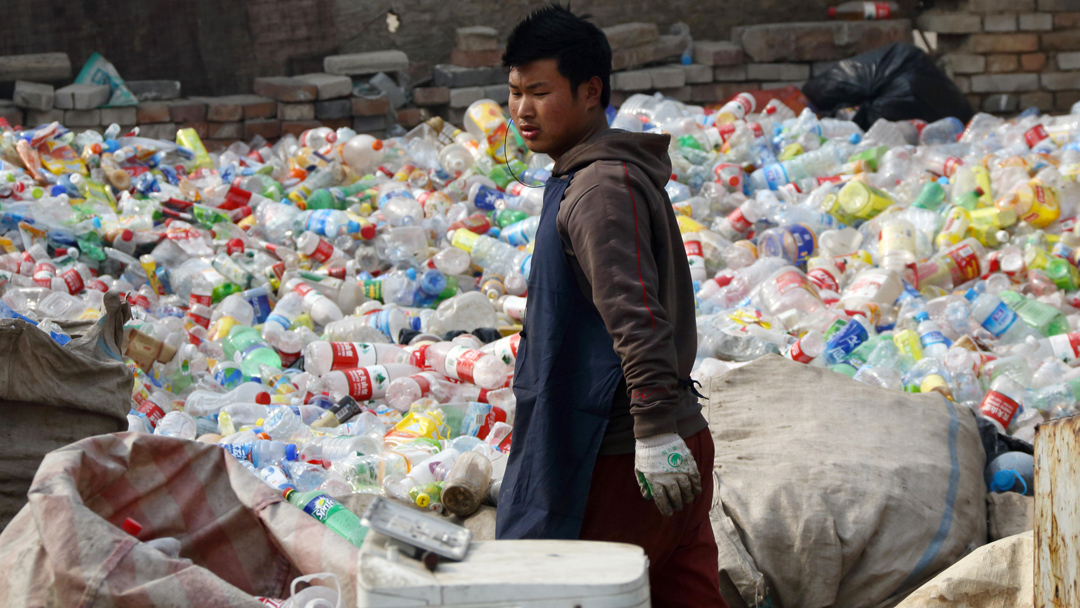 China prohíbe la importación de plásticos reciclables... ¿y ahora qué hacemos? 18 china plastico 1 China prohíbe la importación de plásticos reciclables... ¿y ahora qué hacemos?