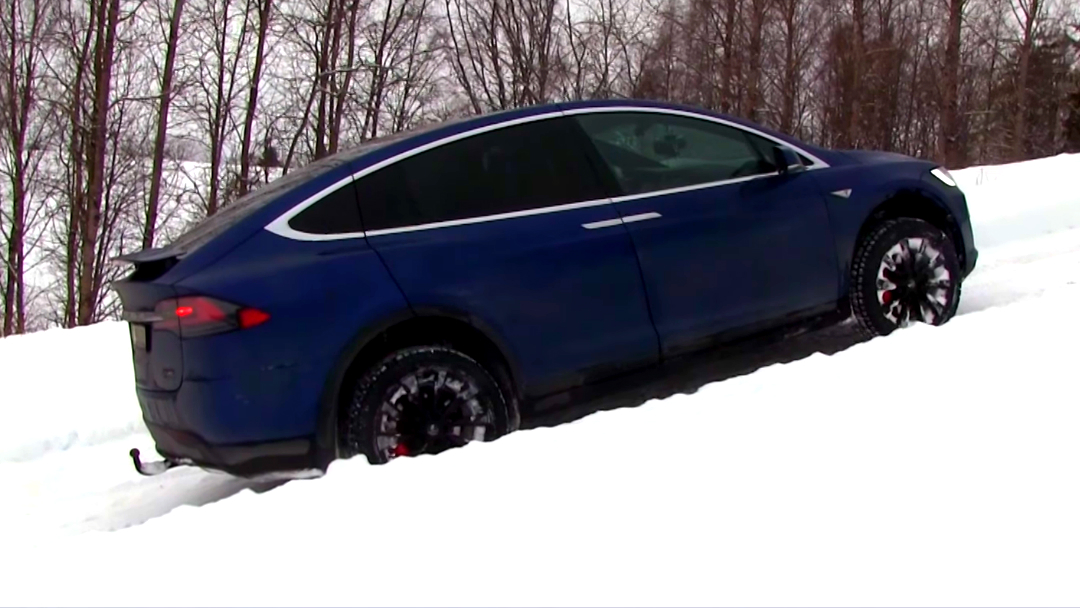 Este Tesla Model X le gana a una Hummer H2 subiendo una pendiente llena de nieve 22 Tesla Model X le gana a Hummer H2 subiendo una pendiente nevada