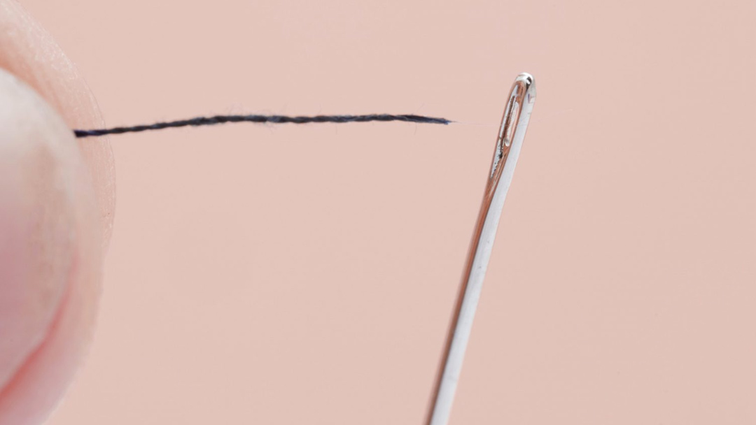 Este video revela la forma más sencilla de pasar un hilo por una aguja 18 Video revela la mejor forma de pasar un hilo por una aguja