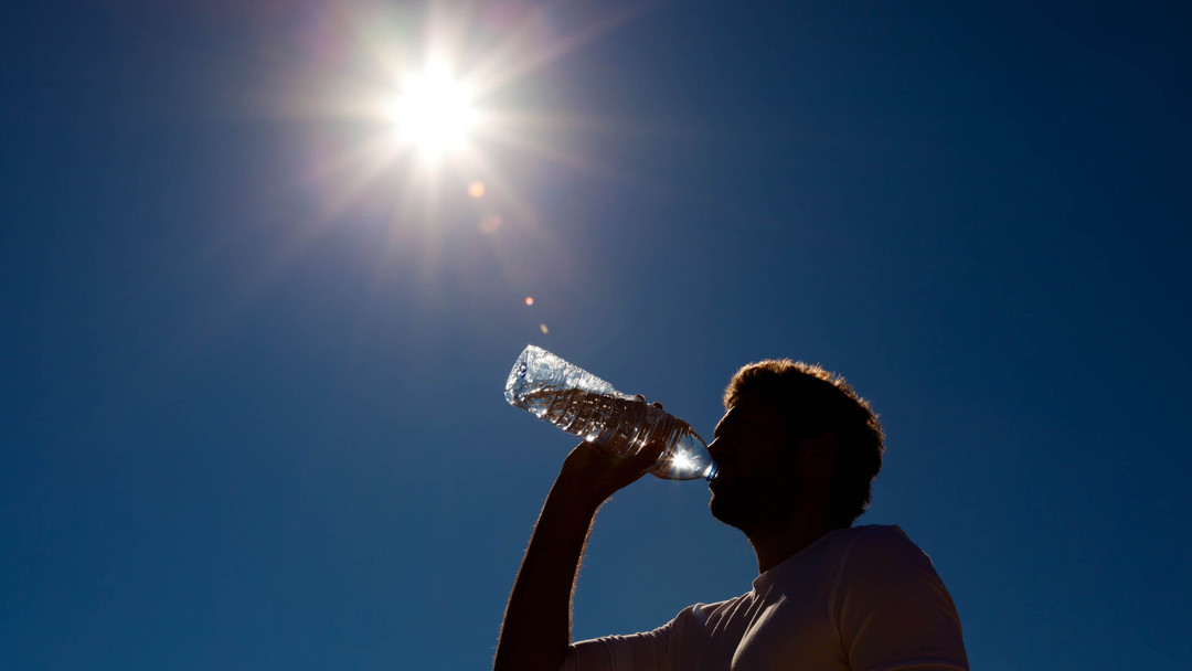 El calor rompe récord en la CDMX y seguirá subiendo 16 Un joven con mucho calor en la ciudad