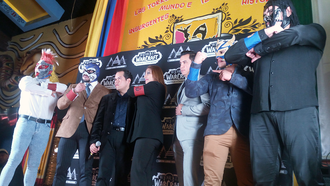 Luchadores de Triple aaa posando en un evento