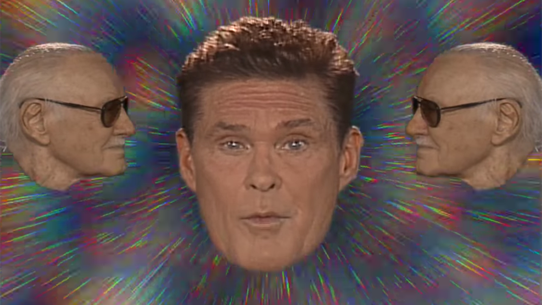 David Hasselhoff con dos caras de Stan Lee al lado.