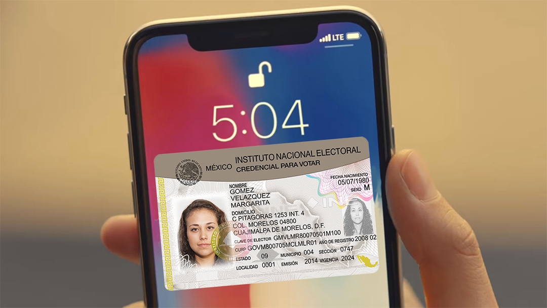 Un iPhone de Apple con una INE en el frente
