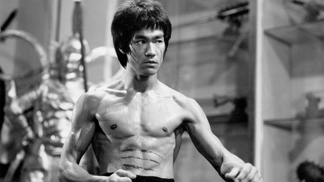 Bruce Lee demostrando sus habilidades como artemarcialista