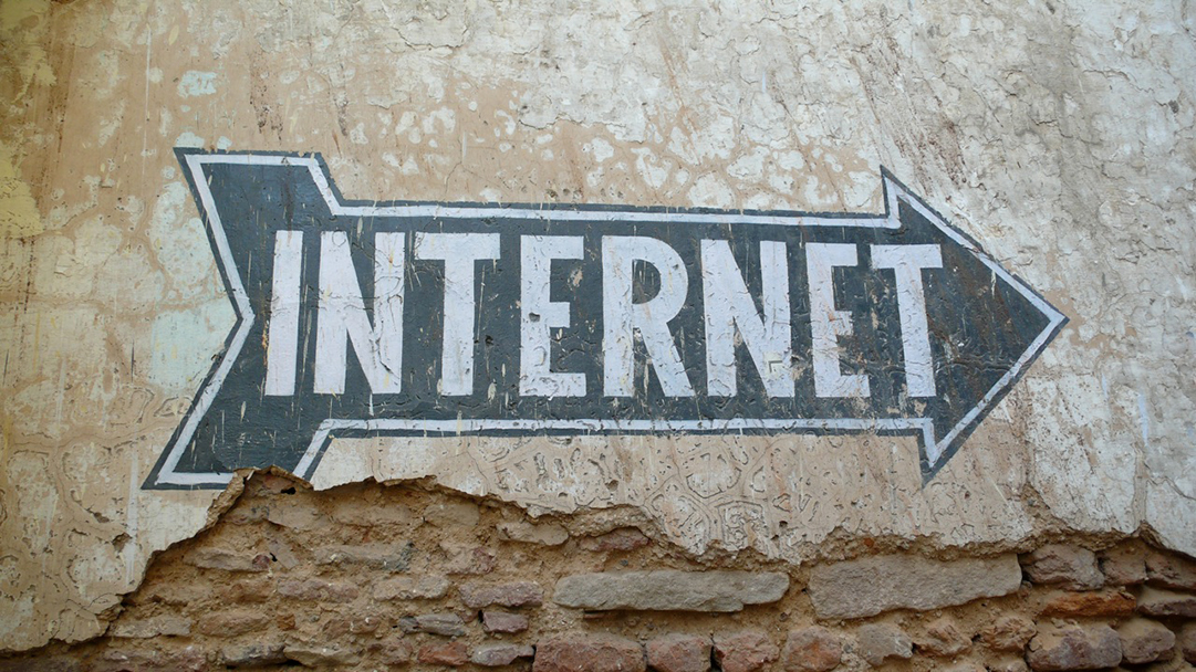 Pared con un letrero de internet