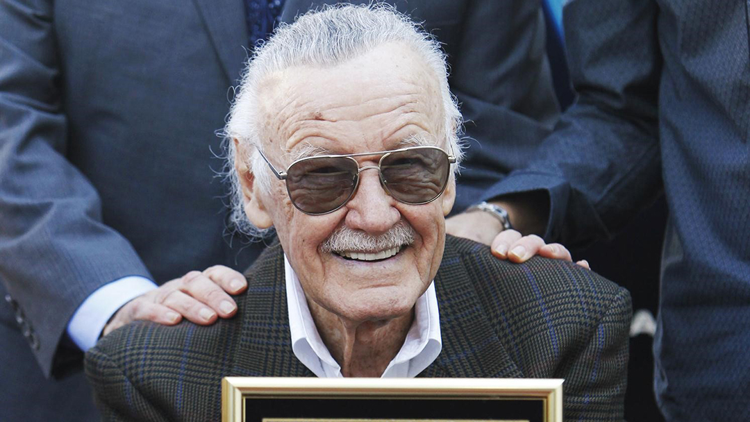 Llevan flores a Stan Lee al Paseo de la Fama en Hollywood