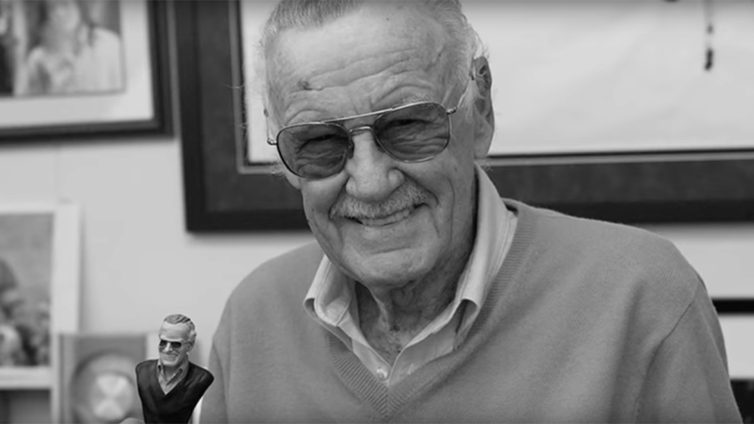 Stan Lee con un juguete de Stan Lee