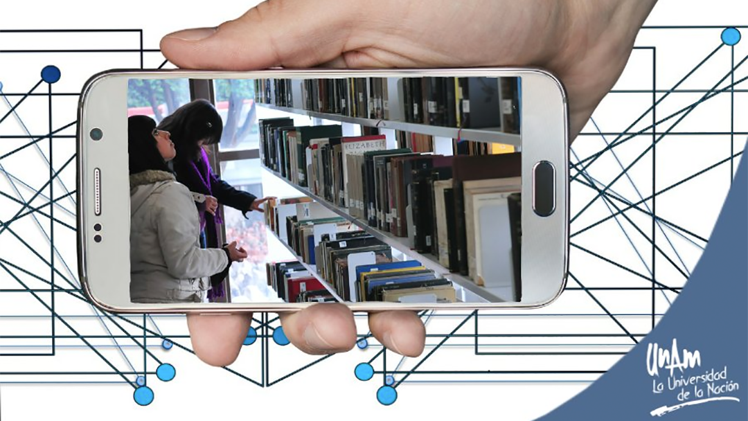 Un smartphone en una biblioteca de la UNAM