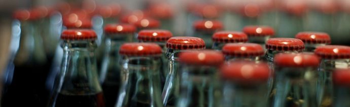 Una serie de refrescos de cola