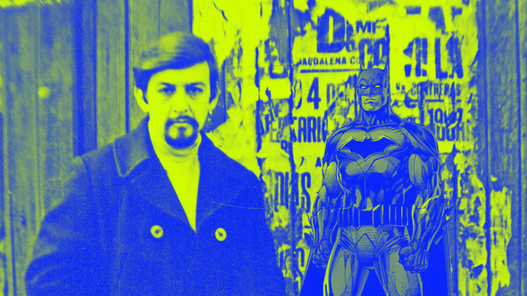 El poeta mexicano José Carlos Becerra con Batman