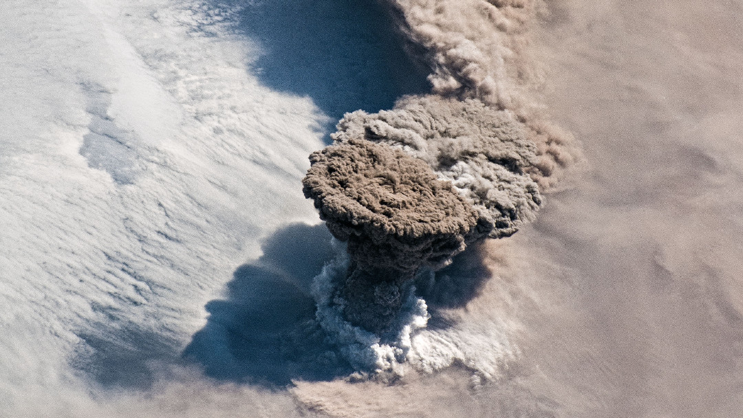 erupcion del volcan raikoke La erupción del volcán Raikoke fue tan intensa que se vio desde el espacio