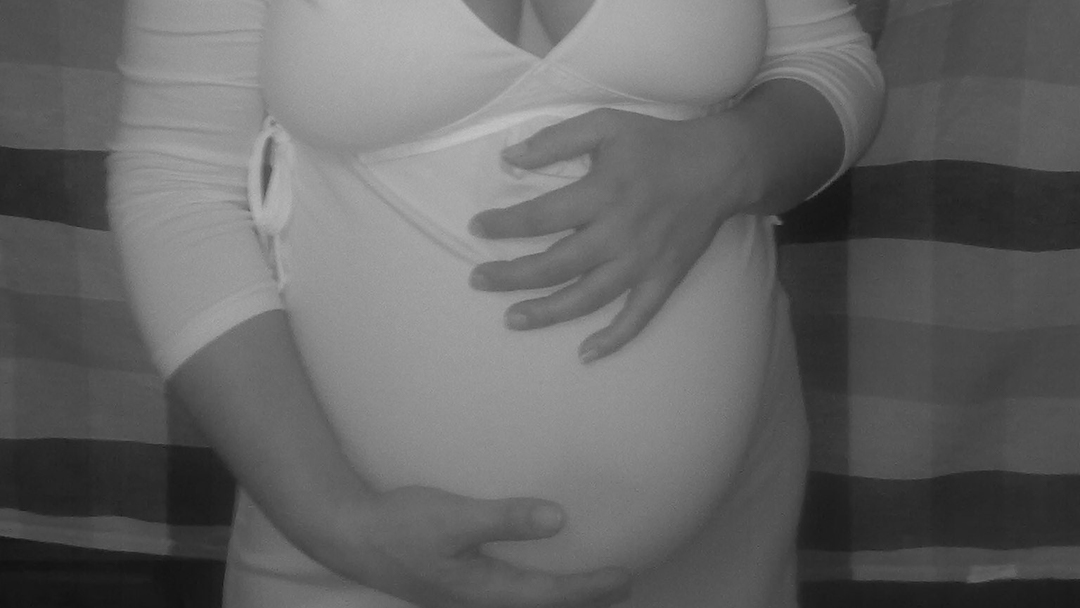 La ciencia descubre que tener un hijo no deseado afecta más a la salud que abortar 22 Mujer embarazada tomando con las manos su estomago