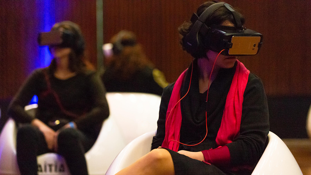 Un grupo de señoras de polanco con lentes de realidad virtual