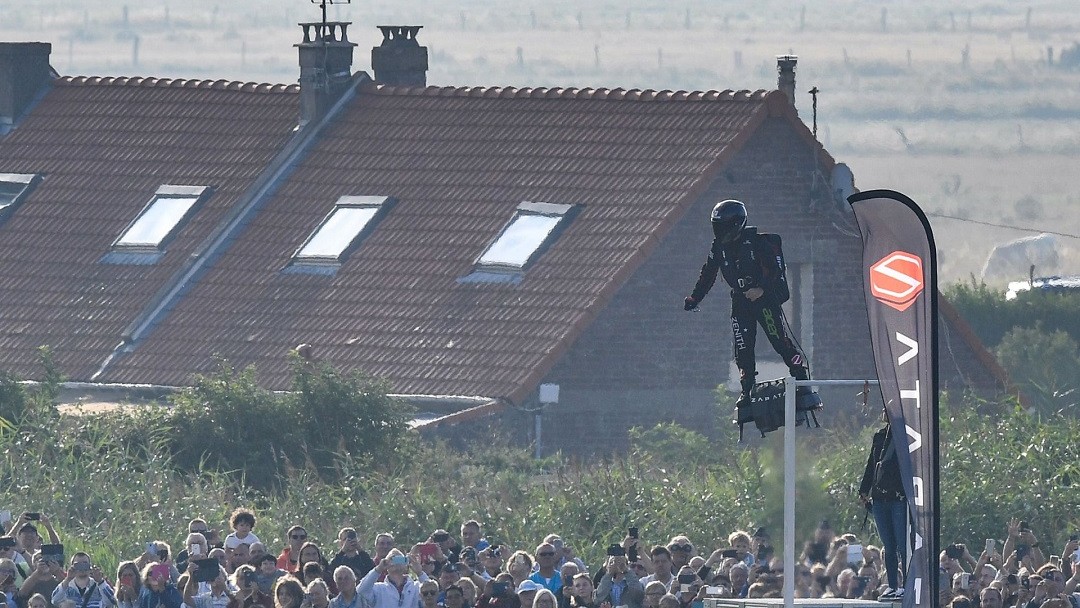 El inventor francés Franky Zapata logra cruzar el Canal de la Mancha abordo de su Flyboard 16 Franky Zapata cruza el Canal de la Mancha